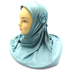Hijab une pièce gris clair avec une rose latérale ornée d'une chaîne argentée