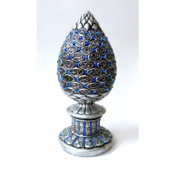 Objet décoratif avec les 99 beaux Noms d'Allah décoré d'émeraudes bleues