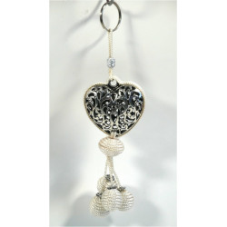 Pendentif / Porte-clés artisanal coeur en métal argenté ciselé et pompon en sabra - Blanc