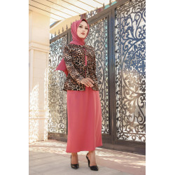 Ensemble deux pièces : veste motif léopard et robe couleur rose avec collier assorti...