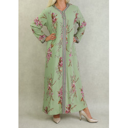Robe fluide style djellaba marocaine fleurie avec capuche sur un fond vert amande pour...