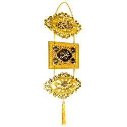 Pendentif doré de décoration avec pompons constitué de 3 cadres contenant des...