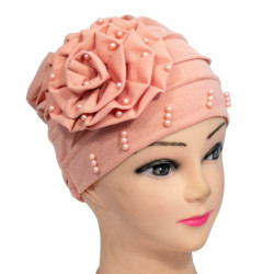 Bonnet perlé avec une large fleur sur le côté de couleur Corail Chinois ou Saumon unie