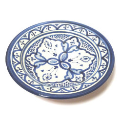 Assiette marocaine décorative en poterie émaillée peinte en blanc et bleu et ornée de...