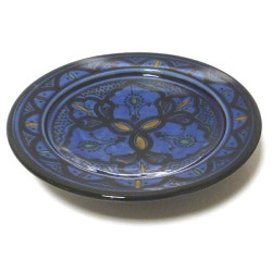 Assiette marocaine décorative en poterie émaillée peinte en bleu et ornée de motifs