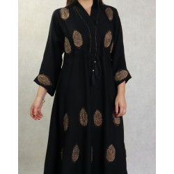Robe Abaya Dubaï noire de qualité avec broderie, strass dorés et ceinture interne
