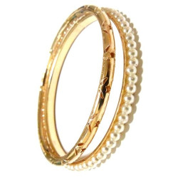Paire de bracelets dorés assortis avec perles