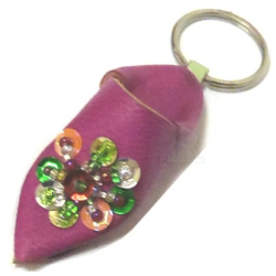 Porte-clés babouche traditionnelle marocaine en cuir rose avec strasses multicouleurs