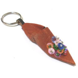 Porte-clés babouche traditionnelle marocaine en cuir orange avec strasses multicouleurs