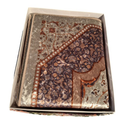 Tapis rembourré rose avec rosace dans boite cadeau fleurie