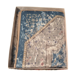 Tapis rembourré turquoise avec rosace dans boite cadeau fleurie