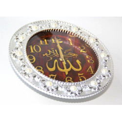 Horloge islamique avec parties dorées et cadre rond argenté