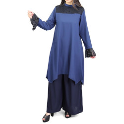 Tunique ample de couleur bleu marine avec dentelles noires