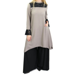 Tunique ample de couleur taupe avec dentelles noires