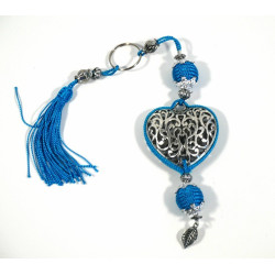 Porte-clés artisanal coeur en métal argenté ciselé et pompon en sabra - Bleu ciel