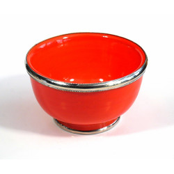 Grand bol en poterie marocain de couleur orange émaillé et cerclé de métal argenté