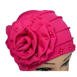 Bonnet perlé avec une large fleur sur le côté de couleur rose unie