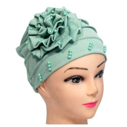 Bonnet perlé avec une large fleur sur le côté de couleur vert unie
