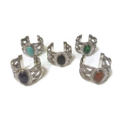 Adjustable oval-shaped bracelet in chiseled silver metal decorated with colored stone