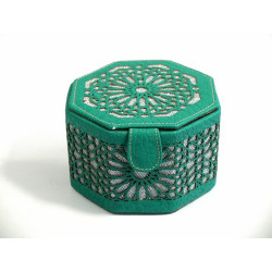 Boite de Rangement artisanale de forme octogonale en cuir avec des jolies motifs...