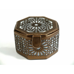 Boite de Rangement artisanale de forme octogonale en cuir avec des jolies motifs...