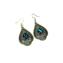 Boucles d'oreilles pendantes en métal argenté ciselé serties de pierres bleu
