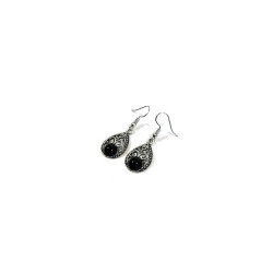 Boucles d'oreilles pendantes en métal argenté ciselé serties de pierres noir