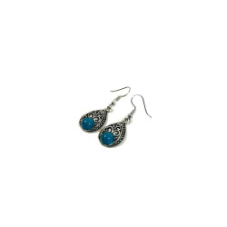 Boucles d'oreilles pendantes en métal argenté ciselé serties de pierres bleu claire