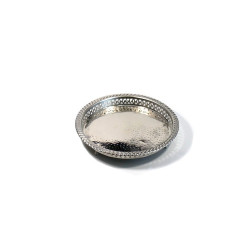 Plateau marocain rond de fabrication artisanale en métal argenté cerclé et finement...