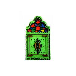 Magnet artisanal fenêtre maison côtière traditionnelle marocaine qui s'ouvre sur des...