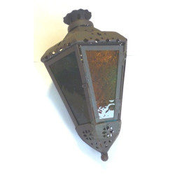 Lampe traditionnelle en fer forgé avec verres de plusieurs couleurs