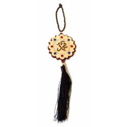 Pendentif en bois avec pompon sculpté avec les calligraphies "Allah" sur une face et...