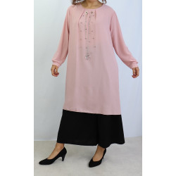 Long tunic adorned with pearls and a chain with pendant jewelry - Light pink color