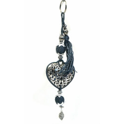Porte-clés artisanal coeur en métal argenté ciselé et pompon en sabra - Gris