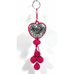 Porte-clés artisanal coeur en métal argenté ciselé et pompon en sabra - Fushia