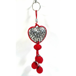 Porte-clés artisanal coeur en métal argenté ciselé et pompon en sabra - Rouge
