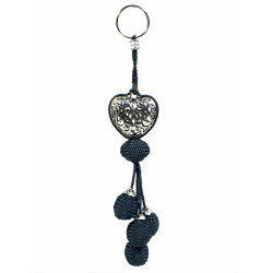 Porte-clés / pendentif artisanal coeur en métal argenté ciselé et pompon en sabra - Gris
