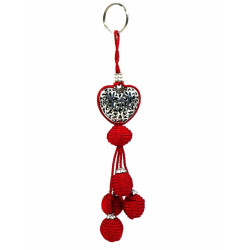 Porte-clés artisanal coeur en métal argenté ciselé et pompon en sabra - Rouge