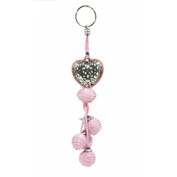 Pendentif décoratif . Porte-clés artisanal coeur en métal argenté ciselé et pompon en...