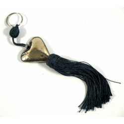 Pendentif / Porte-clés artisanal coeur en métal argenté ciselé et pompon en sabra - Gris