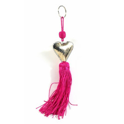 Porte-clés artisanal coeur en métal argenté ciselé et pompon en sabra - Fushia