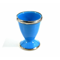 Coquetier artisanal marocain en poterie de couleur bleu clair émaillé et cerclé de...