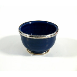 Petit bol en poterie marocain de couleur bleu pétrole émaillé et cerclé de métal argenté