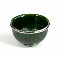 Grand bol en poterie marocain de couleur vert foncé émaillé et cerclé de métal argenté