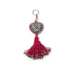 Porte-clés artisanal coeur en métal argenté ciselé et pompon en sabra - Fushia